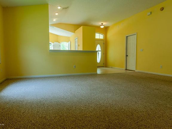 5th image of 165 Hawthorn Hedge Ln