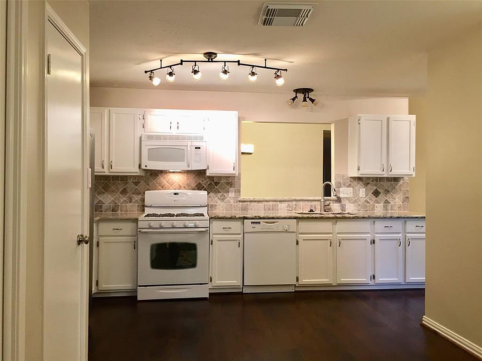 1st image of 726 E Country Grove Cir