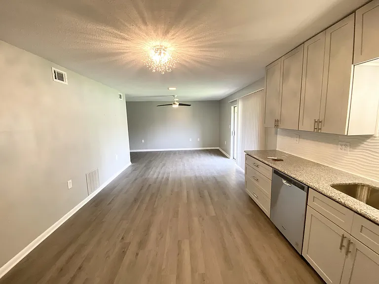 405 Marshall Ct NW — Photo 4