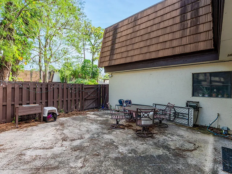 111 Weybridge Cir — Photo 10
