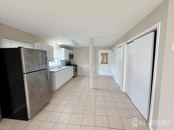 3rd image of 40 Runyon Ave