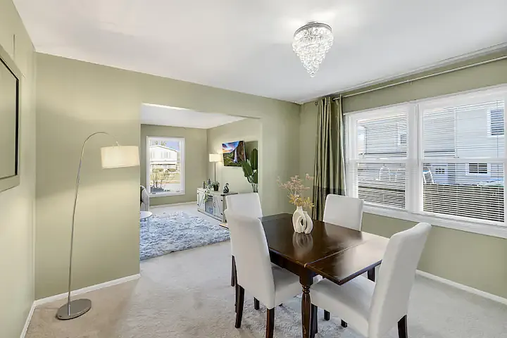 Dining Room 12'x12'