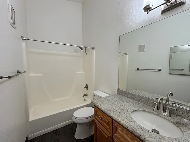 Dela Vina Apartments — Photo 32
