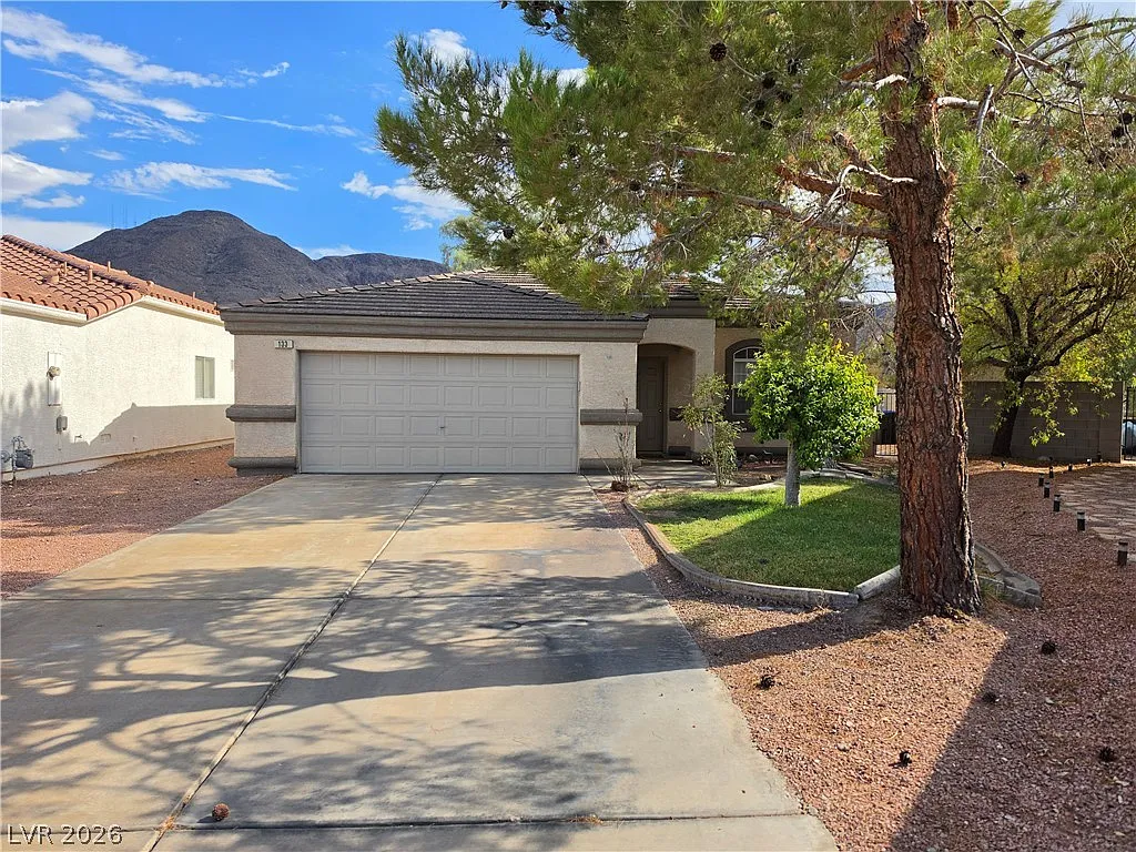 3 bed, 2.0 bath, 1900 sqft, $1,995 — Photo 2