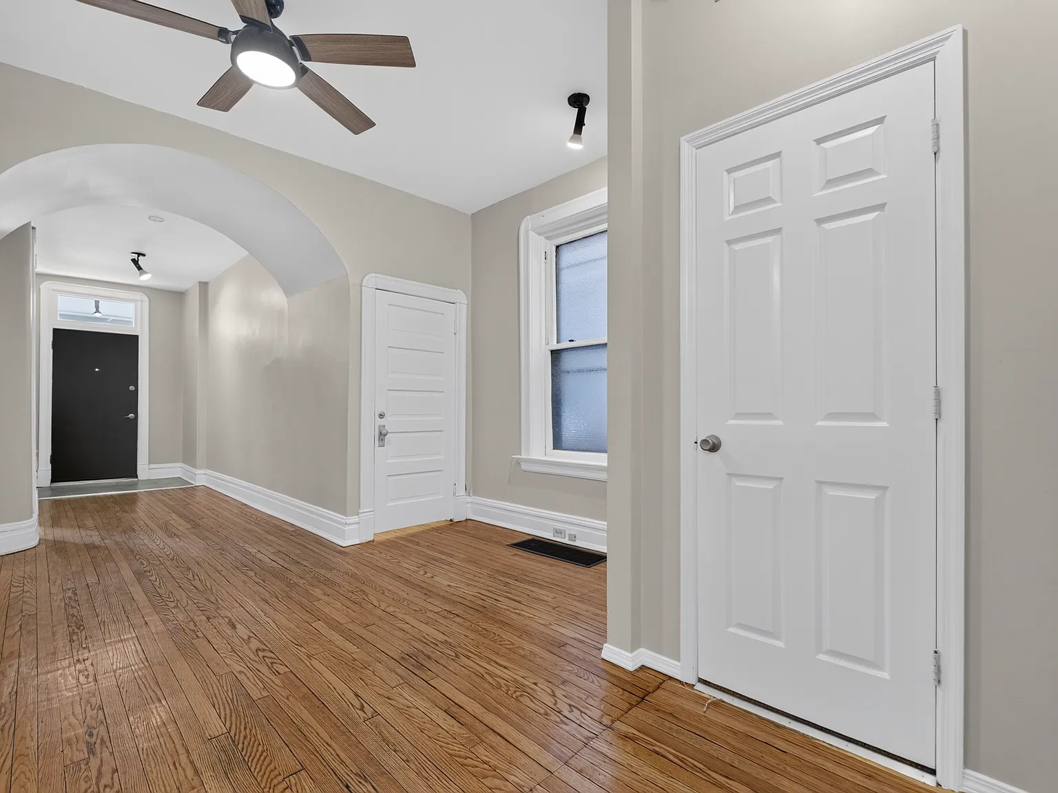 2 bed, 1.5 bath, 1800 sqft, $2,300 — Photo 4