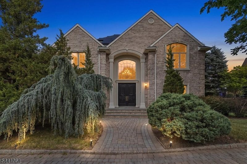 1st image of 4 Centennial Ct