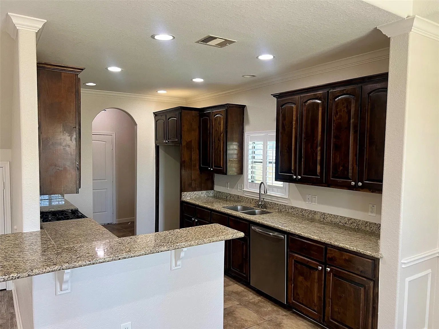 3 bed, 2.0 bath, 2285 sqft, $2,800 — Photo 2
