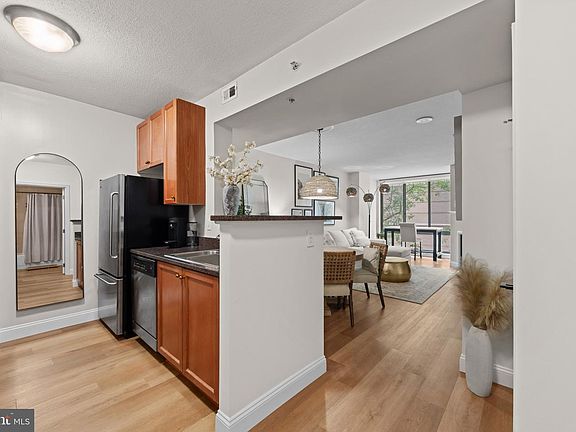 3rd image of 851 N Glebe Rd APT 207