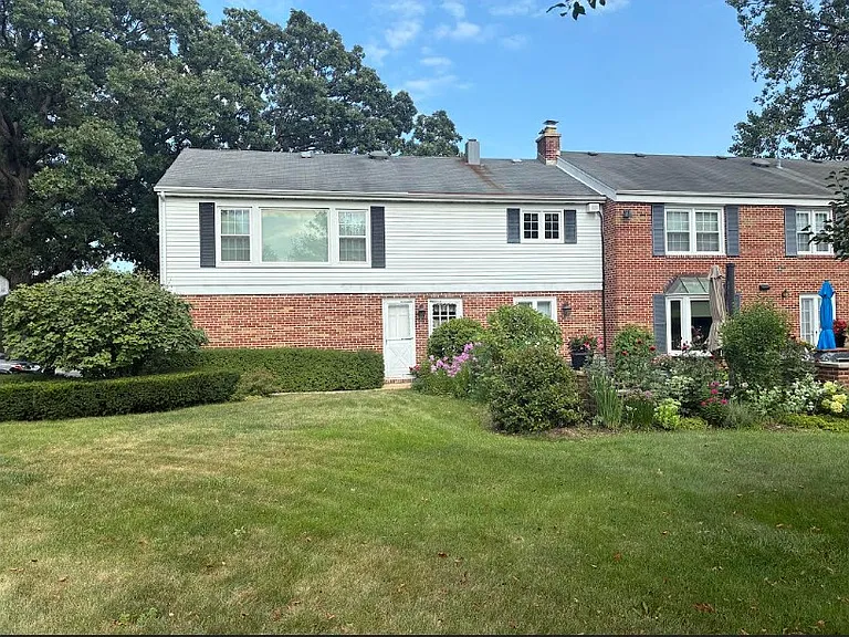 315 E Kenilworth Ave #1R — Photo 1
