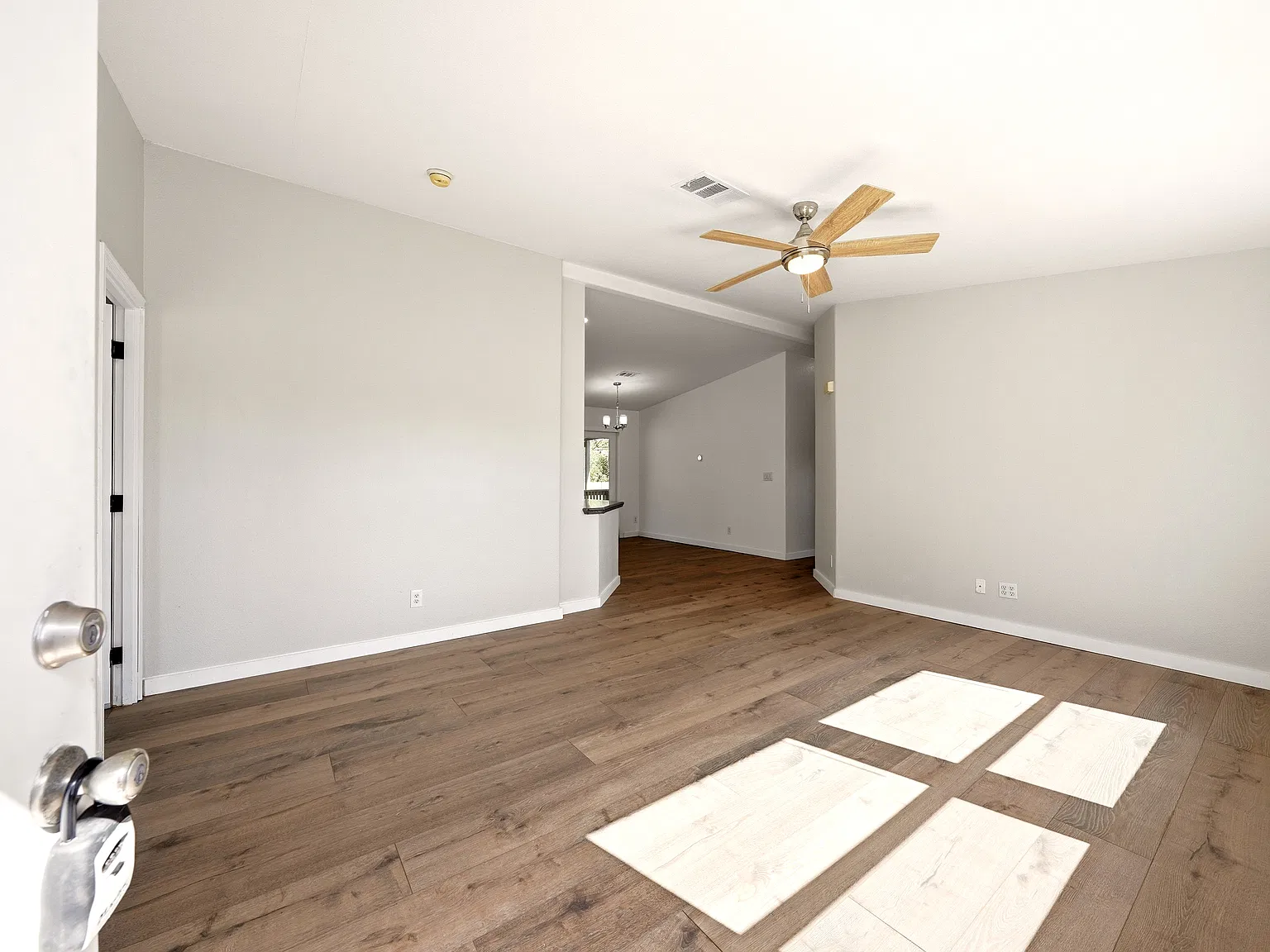 4 bed, 1600 sqft, $4,299 — Photo 2