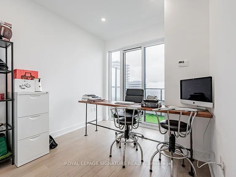 20 Shore Breeze Dr #LPH05B — Photo 2