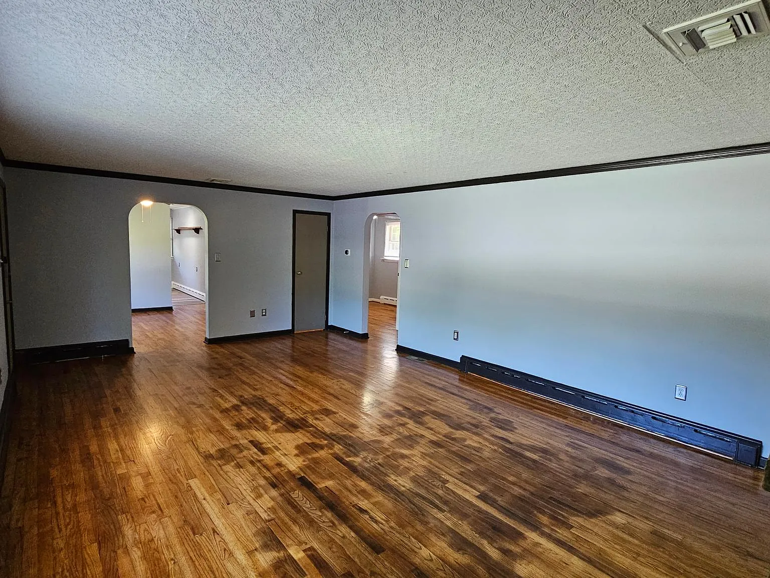 3 bed, 1.5 bath, 1900 sqft, $2,650 — Photo 3