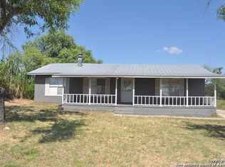 111 Live Oak Dr, Devine, TX 78016