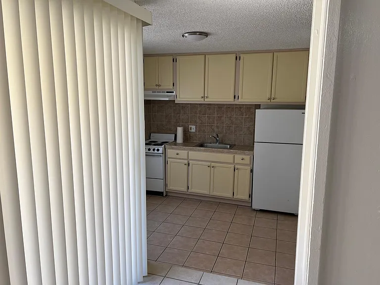 1552 N Mariposa Ave #1 — Photo 2