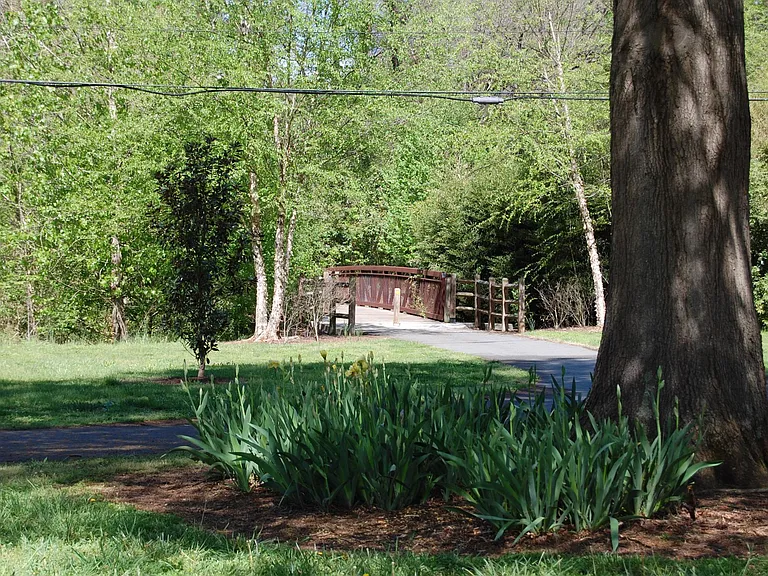 1935 E Woodlawn Rd — Photo 6