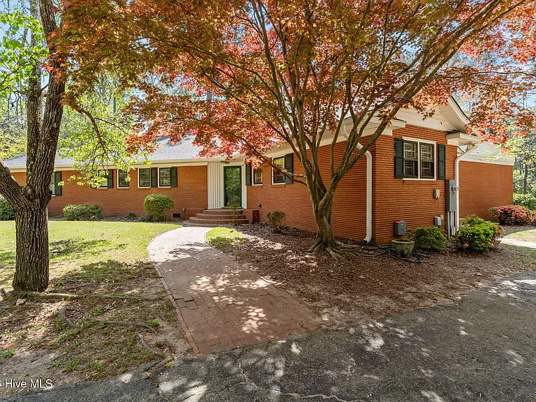 225 Arbutus Rd — Photo 4