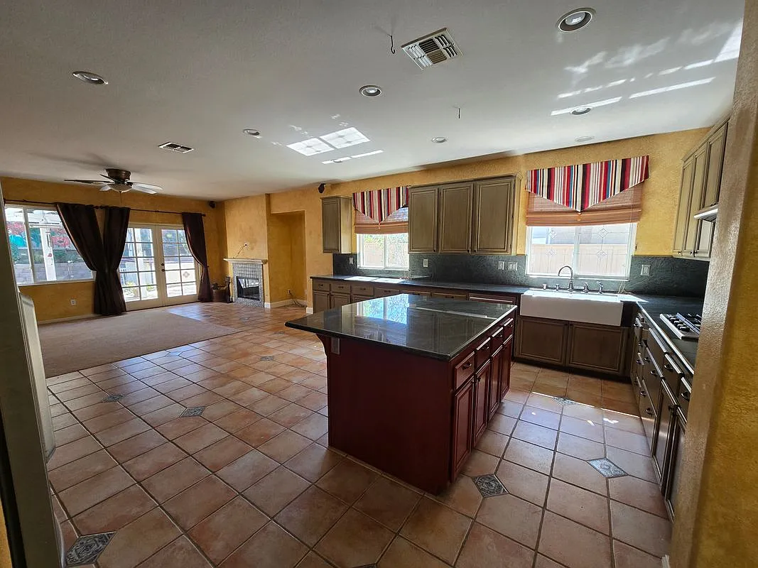 4 bed, 2.5 bath, 2388 sqft, $5,700 — Photo 4