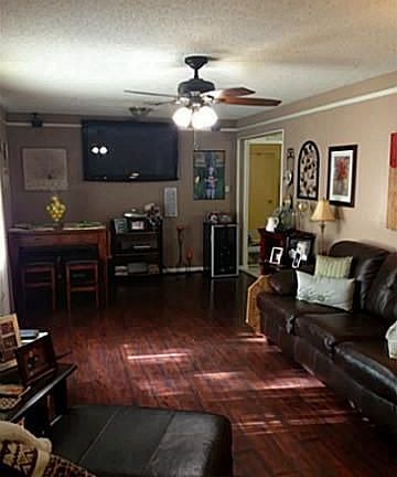 3rd image of 711 Oakwood Dr