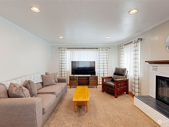 2nd image of 431 SE Hillcrest Drive