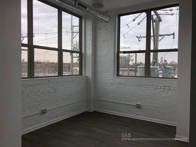 932 W Dakin St #305 — Photo 3