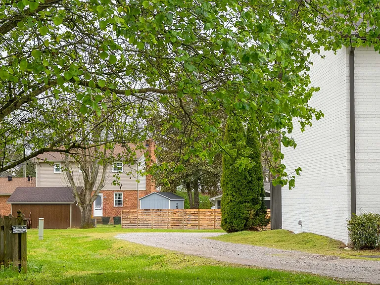 509 Alexander Dr — Photo 2