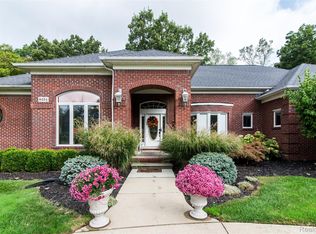 8454 Grays Dr, Grosse Ile, MI 48138