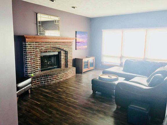 2nd image of 909 Deer Run Ln