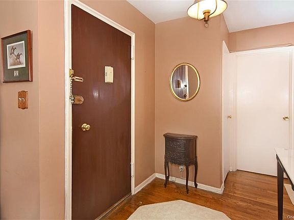 4th image of 140 N Broadway #Q2
