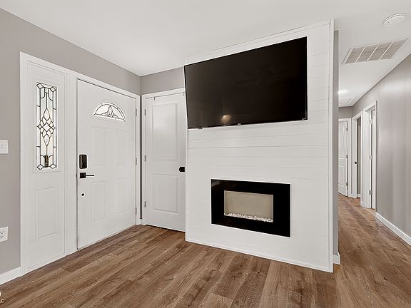 4th image of 1564 Hillcrest Dr