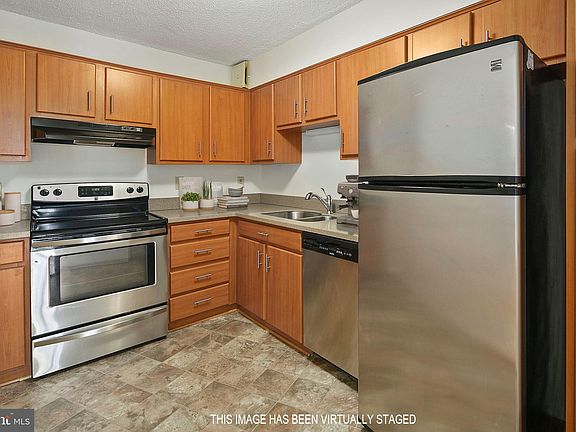 5th image of 1600 N Oak St APT 323