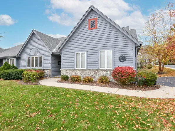 300 King William COURT SOUTH South, Waukesha, WI 53186