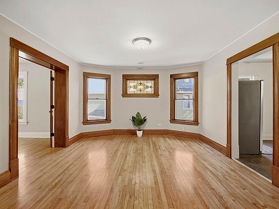 5th image of 516 8th Ave NE