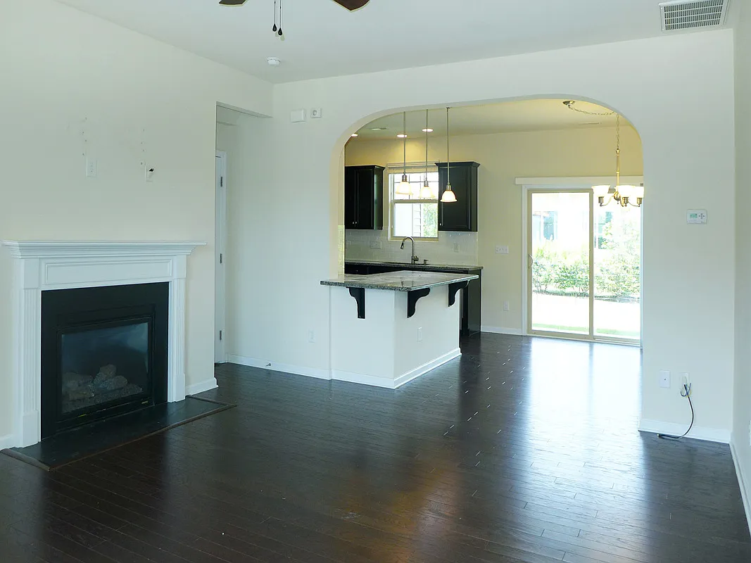 3 bed, 2.5 bath, 1321 sqft, $1,895 — Photo 4