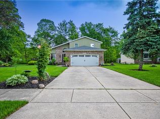 19565 Bennington Dr, Strongsville, OH 44136
