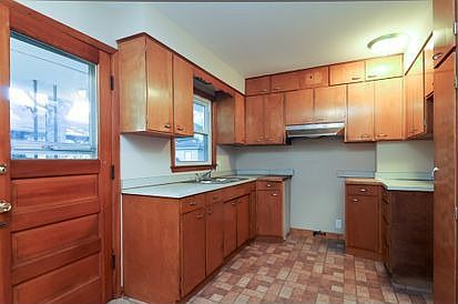 3rd image of 639 Meadow Ln