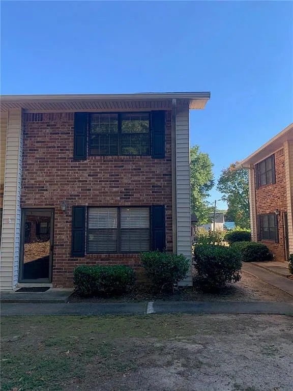 1235 Riverside Dr — Photo 2
