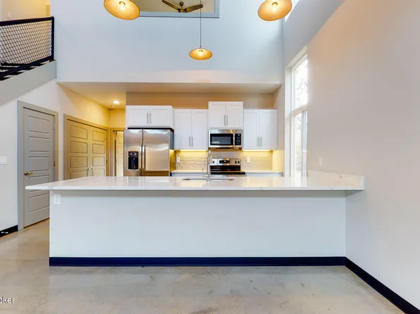 702 Burnett Farm Ln, Louisville, KY 40243