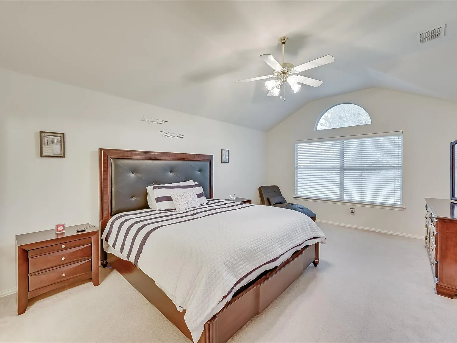 4 bed, 1963 sqft, $2,450 — Photo 2