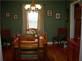 Cozy Dining Room w/ Hardwood Fls