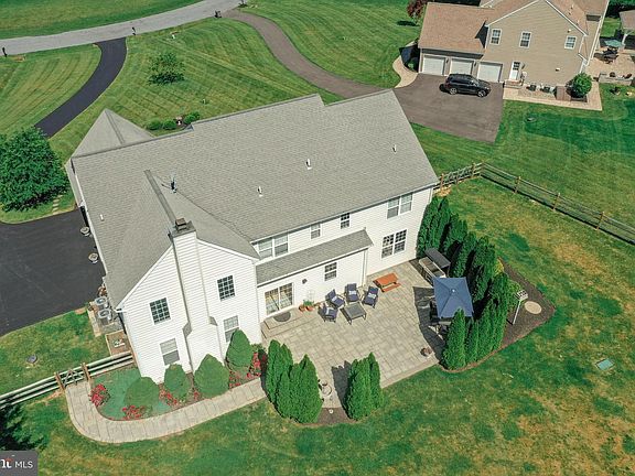 2nd image of 220 Horseshoe Ln