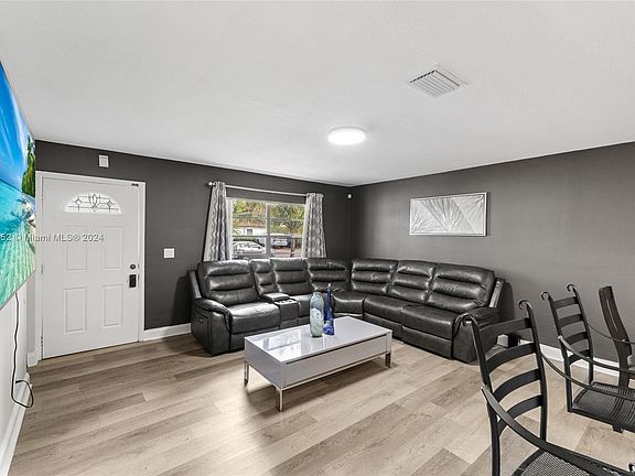 4th image of 307 SW 78th Ave