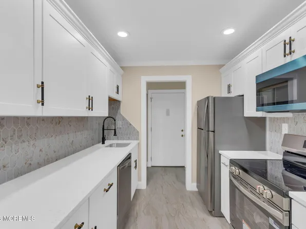 39 Meadow Green Circle #D, Manalapan, NJ 07726