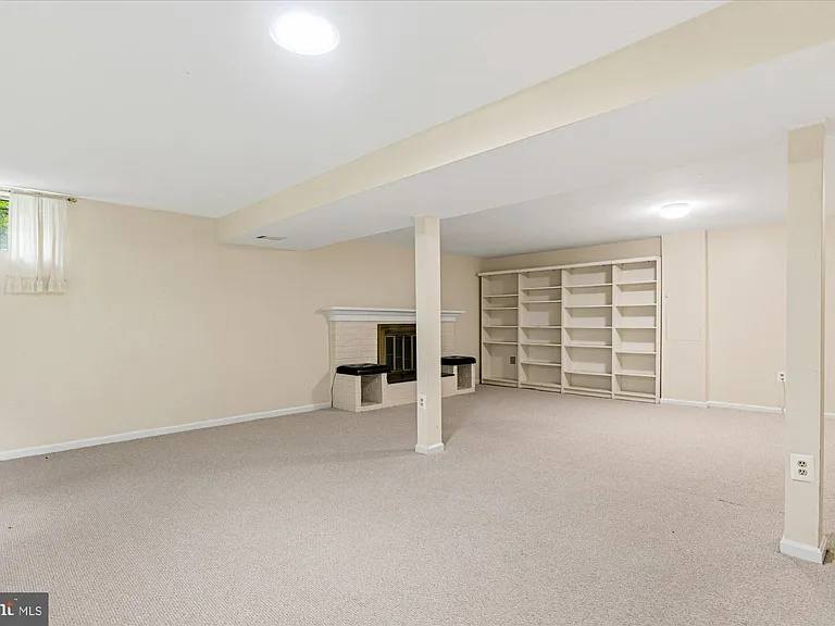 9708 Locust Hill Dr — Photo 43