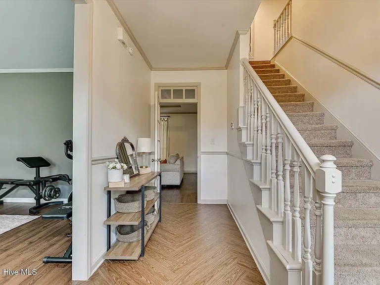 1084 Severn Dr — Photo 4
