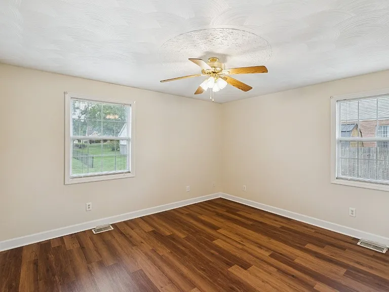 1011 Shirley Dr — Photo 8