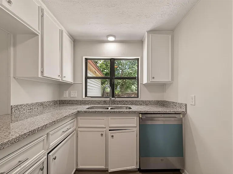 2303 N Cleveland St — Photo 16