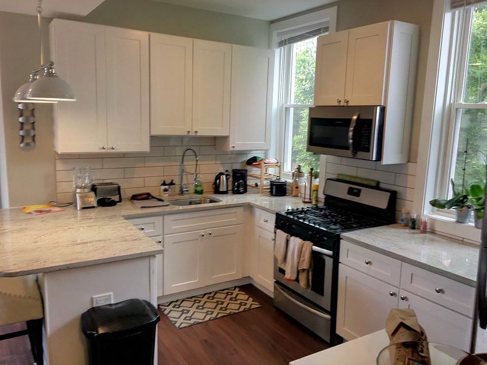 1st image of 733 W Oakdale Ave APT 1E