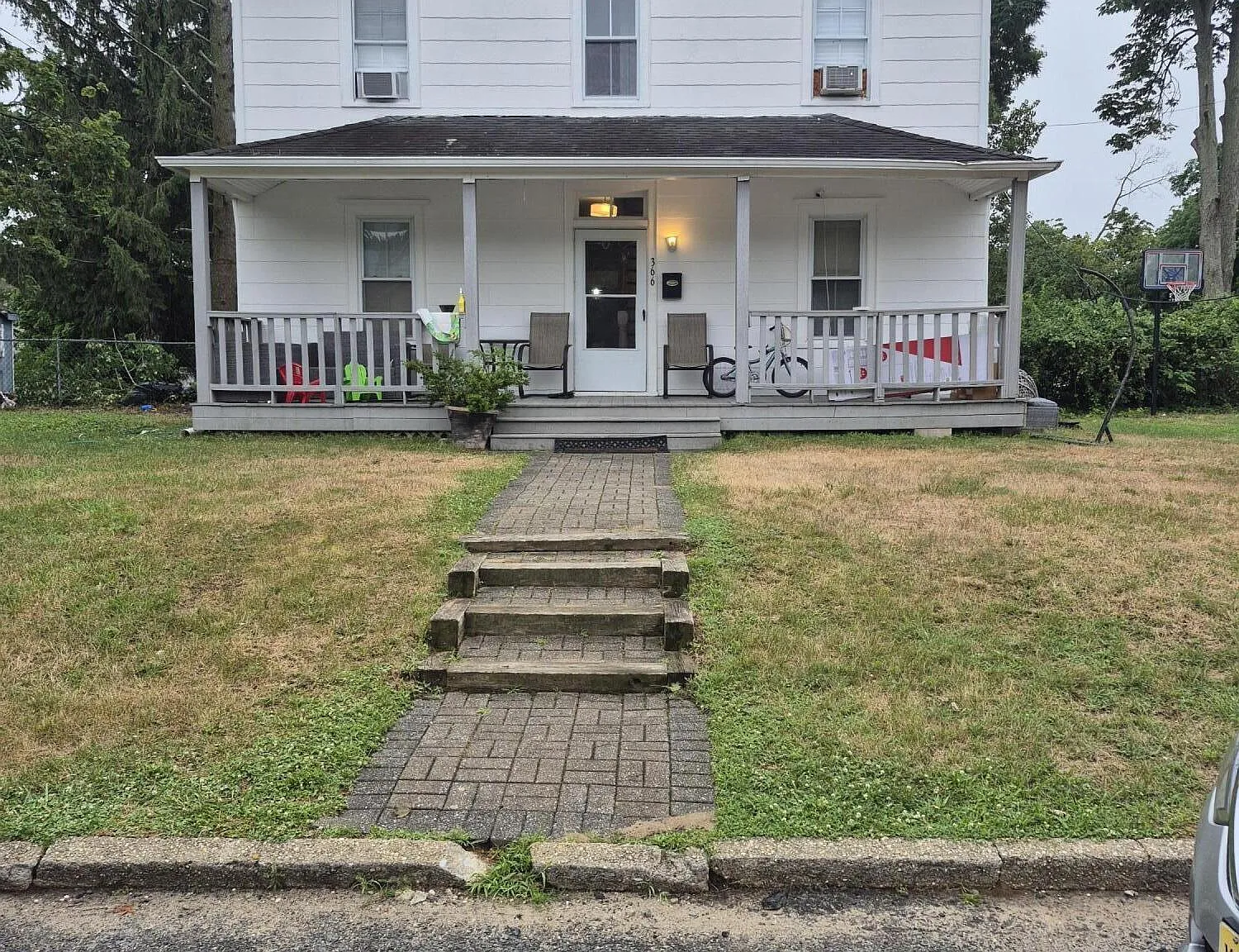 4 bed, 1.5 bath, 1960 sqft, $2,100 — Photo 1