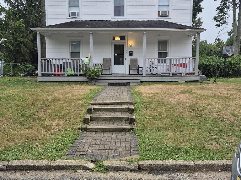 366 Lake Ave — Photo 1