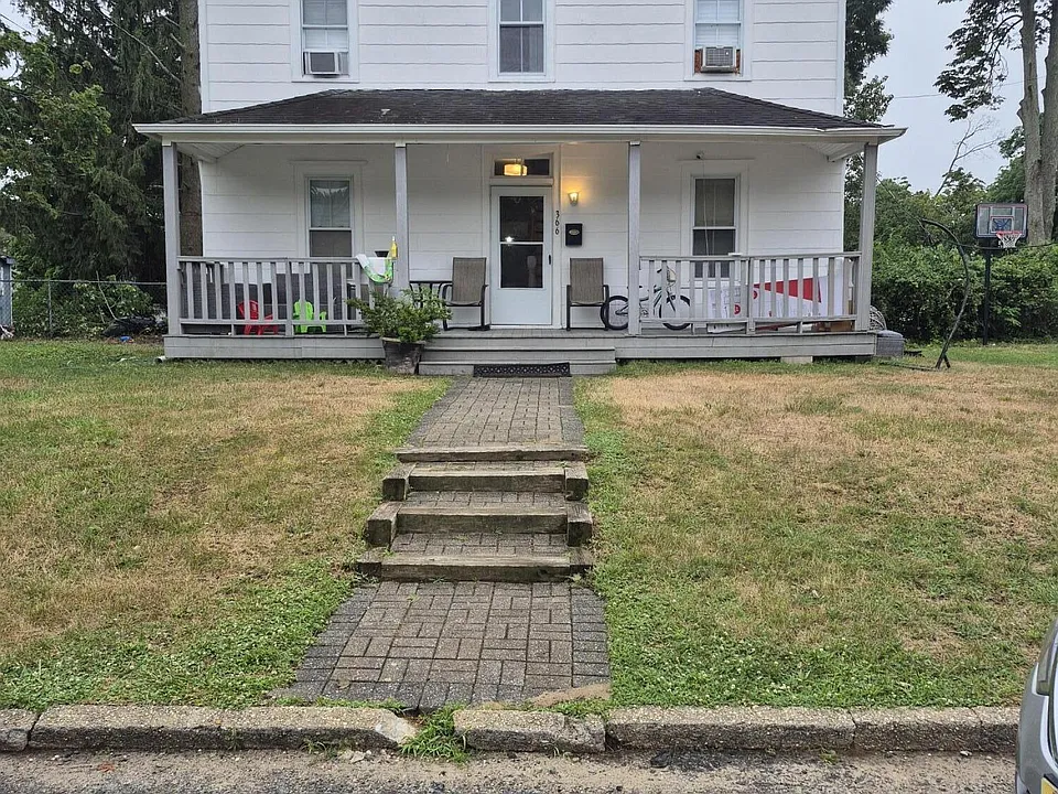 366 Lake Ave